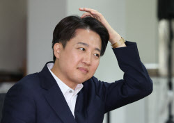 불에 그을린 ‘이준석 얼굴’…현수막 훼손 남학생에 “선처 요청”