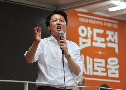 &quot;역겹다&quot;…이준석, &apos;&apos;탈당&apos;&apos; 尹의 &apos;&apos;자유·법치&apos;&apos; ...