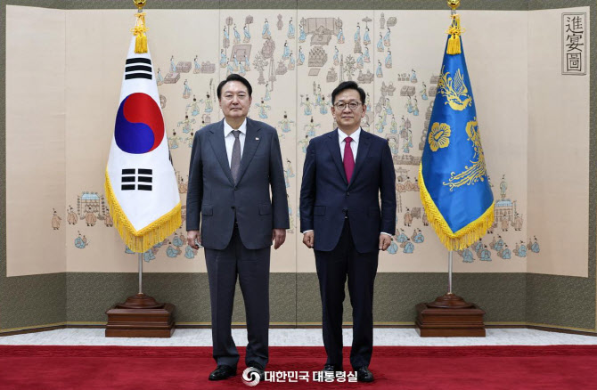 尹 탈당하자…'친구' 석동현, 국힘 선대위서 물러나
