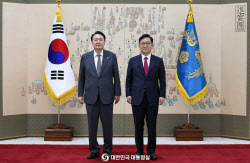 尹 탈당하자…&apos;친구&apos; 석동현, 국힘 선대위서 물러나