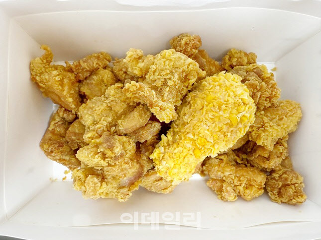 "대체 무슨 맛일까?" SNS 강타한 CU 치킨 아이스크림[먹어보고서] - 뉴스 썸네일 이미지