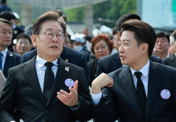 쫓겨난 김문수, 환영받은 이재명…5·18 참배로 미루어 보는 ‘호남 민심’