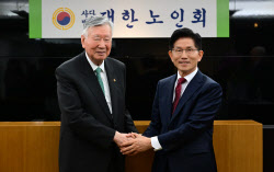 [포토]대한노인회 찾은 김문수 국민의힘 대선후보                                                                                                                                                          