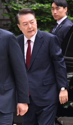 '국힘 탈당' 尹, 두 번째 포토라인…질문에 '묵묵부답'