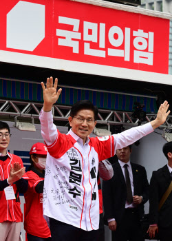 [포토]청년이 바라는 대한민국” 정책공약 발표에서 인사하는 김문수                                                                                                                                        