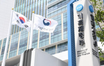 “美 신용등급 강등, 시장 영향 ‘제한적’…국가부채 이슈 계속 주시”(재종합)