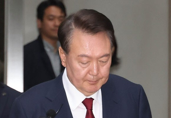 “조는거 아니죠?”…눈 감은 윤석열에 지귀연 던진 한마디