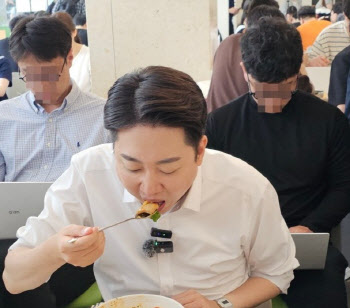 ‘학식’ 먹은 이준석 “尹, 내가 만난 사람 중 제일 이상해”
