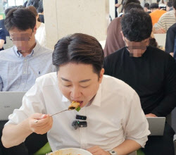 ‘학식’ 먹은 이준석 “尹, 내가 만난 사람 중 제일 이상해”