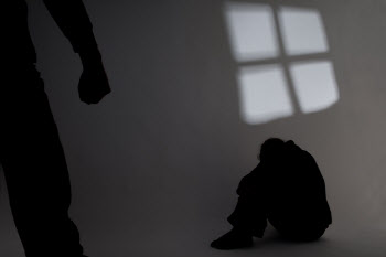 9세 딸 앞에서 성관계한 친모 실형…계부는 ‘무죄’ [그해 오늘]