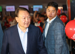 파면 후 47일…尹 첫 공개행보는 `부정선거 다큐` 관람 (상보)