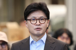 尹 ‘다큐’ 관람에 한동훈…“부정선거론자와 손잡으면 자멸”