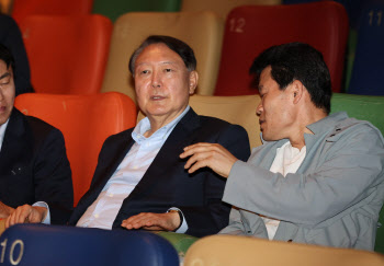 `부정선거 다큐` 보러 나온 尹, 첫 공개 행보 '침묵'(종합) (영상)