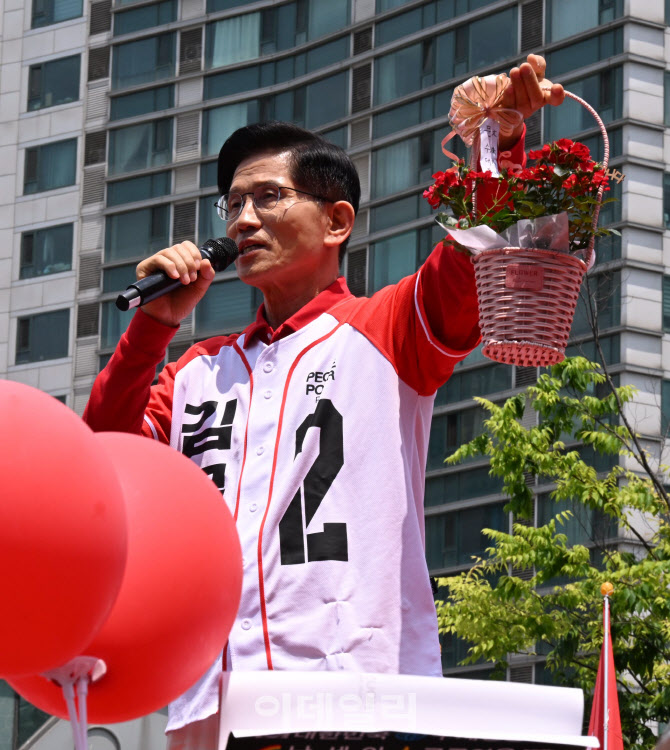 꽃바구니 든 김문수 후보                                                                                                                                                                           