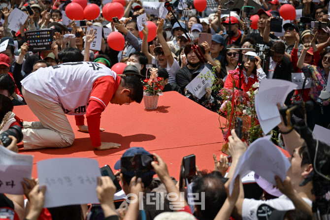 큰절하는 김문수 국민의힘 대선후보                                                                                                                                                                 
