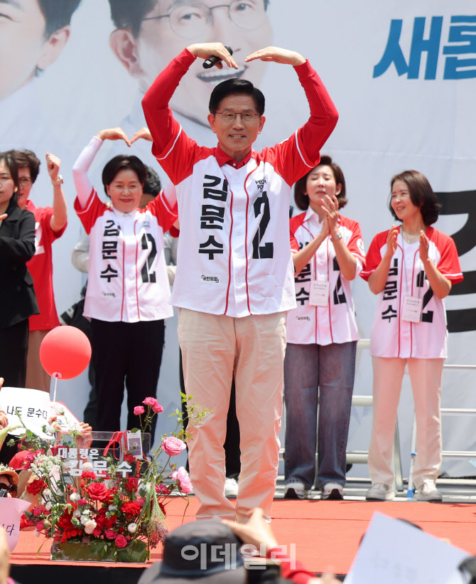 김문수, 여러분이 나를 지켜주는 방탄조끼이고 국민이 방탄유리다                                                                                                                                     