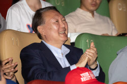 ‘부정선거’ 영화 본 尹 반응 “좋았어요”...관람 중 박수도