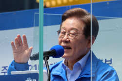말조심하는 ‘민주’, 말 더 하겠다는 ‘李’…이재명으로 집중된 발언리스크
