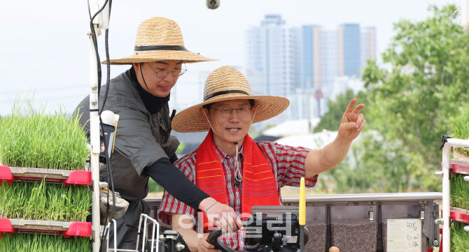 청년농부와 이양기 모는 김문수                                                                                                                                                                     