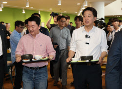 ‘청바지’ 입은 안철수 ‘학식’ 이준석 쫓아갔지만