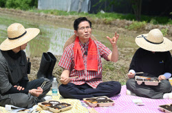 [포토]김문수 국민의힘 대선후보, 청년농부들과 함께                                                                                                                                                       