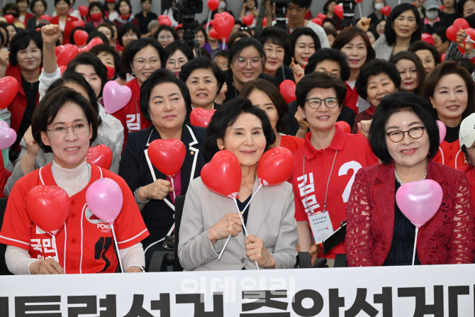 함께 하는 정정당당 여성본부 필승결의대회 찾은 설난영 여사 