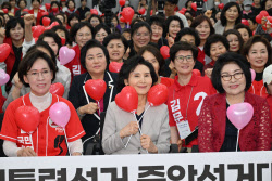 [포토]함께 하는 정정당당 여성본부 필승결의대회 찾은 설난영 여사                                                                                                                                         
