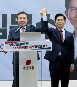 [포토]김문수 정치개혁 관련 긴급 기자회견 찾아 지지선언하는 손학규                                                                                                                                       