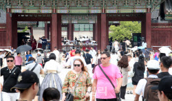 &quot;한국 와서 돈 안 써요&quot;… 관광객 늘었지만 &apos;씁쓸&apos;
