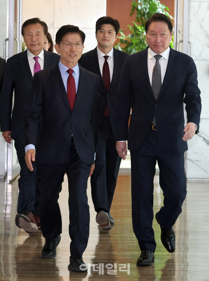 경제5단체 간담회 향하는 김문수 후보-최태원 회장 