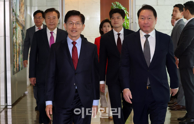 경제5단체 간담회 향하는 김문수 국미의힘 후보-최태원 대한상의 회장                                                                                                                                 