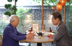 이재명 &apos;&apos;영남 민주화&apos;&apos; 상징 송기인 신부 예방