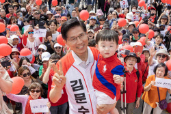 &apos;&apos;새로운 대한민국&apos;&apos; 외친 김문수, 유세선 이재명만 남았다[현장에서]