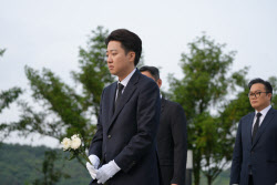 봉하마을 찾은 이준석 &quot;노무현의 외로움과 바른정치 대해 고민&quot;