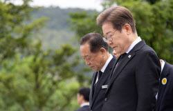 이재명, 盧 묘소 참배하며 눈시울 붉혀…이어서 文과 오찬