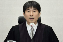 지귀연 “후배들 밥 사주고 주점서 찍은 사진” 정면 반박