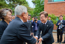 문재인 만난 이재명 &quot;정치검찰, 최악의 상황 초래&quot;