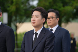 盧 묘역 찾은 이준석, 보수 주자 중 유일 참배 이유는?