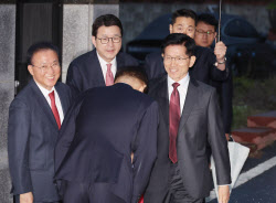 김문수 만난 박근혜 “하나로 뭉쳐 선거 이겨달라…도울 방법 고민할 것”