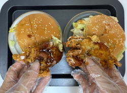 “게를 통째 넣었다”…롯데리아 크랩 버거의 색다른 맛[먹어보고서]