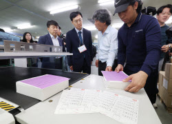 [포토]대선 투표용지 인쇄 확인하는 오민석 서울시선관위 위원장                                                                                                                                            