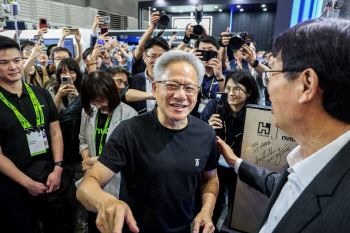 “이러다 화웨이에 다 뺏겨”…中 놓지 못하는 엔비디아의 선택