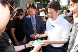 [포토]자신의 저서에 사인해주는 이준석 개혁신당 대선후보                                                                                                                                                 