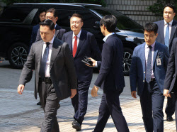 尹 법정 출석…'부정선거 영화 왜봤나' 질문에 묵묵부답
