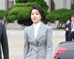 김건희 비서, 샤넬백 교환 당시 '21그램' 대표 아내와 동행 정황