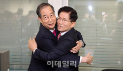 &apos;&apos;두문불출&apos;&apos; 한덕수 몸푸나…&quot;김문수 응원 마음으로 사전투표&quot;