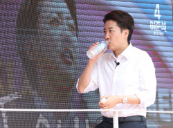 [포토]'물 마시는 이준석'                                                                                                                                                                      