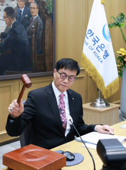더는 지체 없다…한은, 기준금리 0.25bp ‘인하’(상보)
