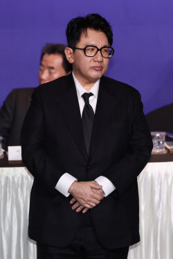 금감원, 방시혁 '사기적 부정거래' 조사…하이브 주가 급락