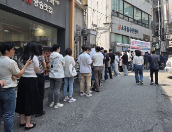 “대기만 2시간”…점심시간에도 이어진 사전투표 열기